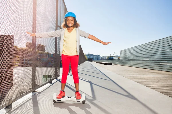 African Dziewczyna Kasku Jazda Hoverboard Lub Elektryczne Własna Równoważenia Gyro — Zdjęcie stockowe