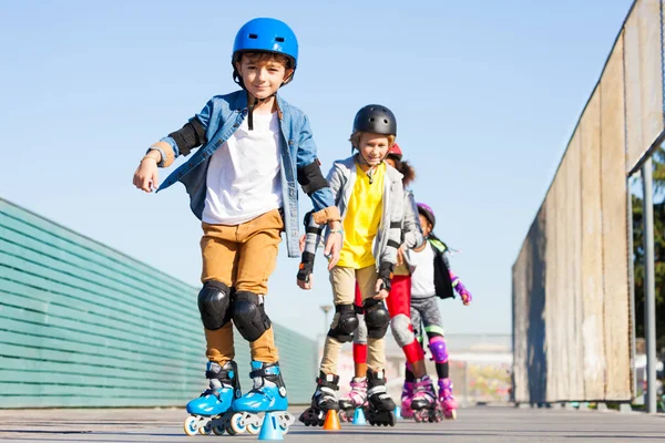 Preteen Meninos Meninas Patinadores Felizes Linha Aprendendo Evitar Cones Curso — Fotografia de Stock