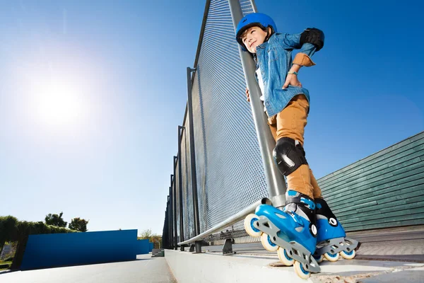 Pohled Zdola Nedospělý Chlapec Inline Bruslař Ochranných Pomůcek Stojící Skate — Stock fotografie