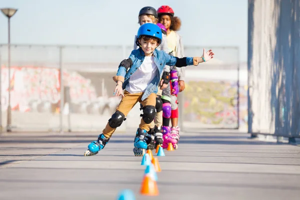Niño Preadolescente Patinador Línea Feliz Equipo Protección Practicar Patinaje Slalom —  Fotos de Stock