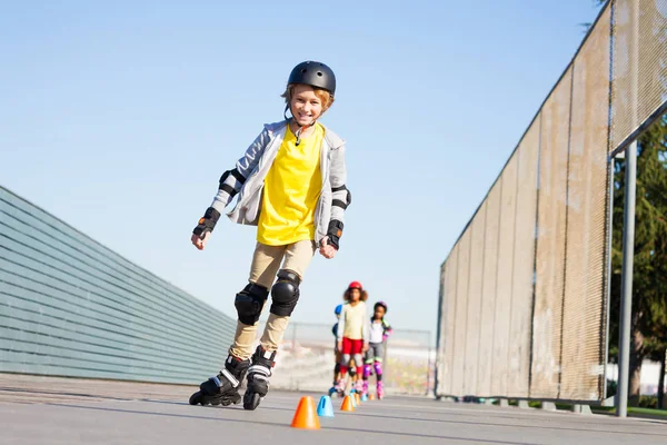 Rapaz Adolescente Feliz Patinador Linha Equipamento Proteção Slaloming Parque Skate — Fotografia de Stock
