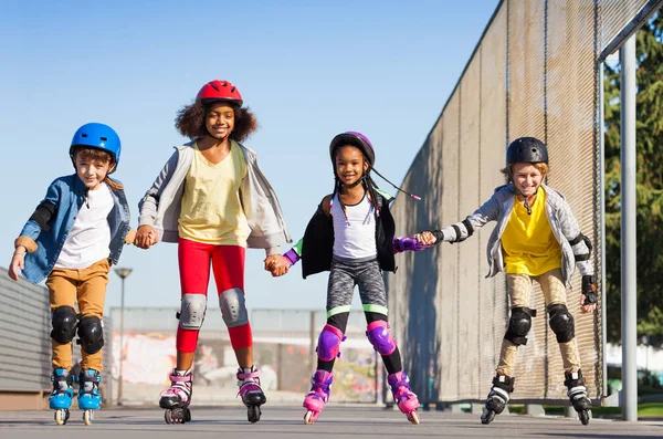Vier Lachende Vrienden Preteen Jongens Meisjes Skaten Bedrijf Handen Buiten — Stockfoto