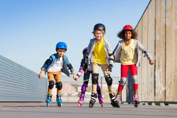 Grupp Preteen Multietniskt Pojkar Och Flickor Rollerblades Tillsammans Stadion Utomhus — Stockfoto