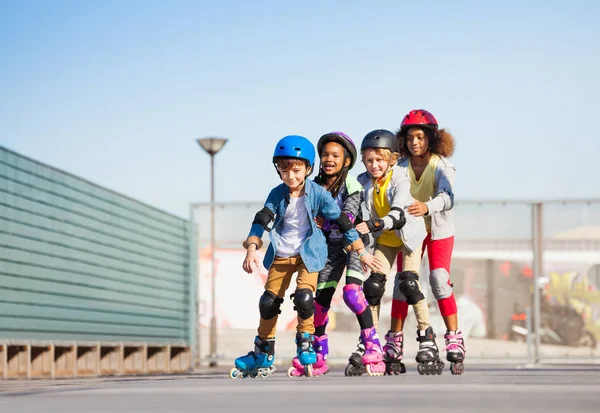 Group Happy Preteen Multiethnic Boys Girls Rollerblading Row Outdoors Sunny — Stock Photo, Image