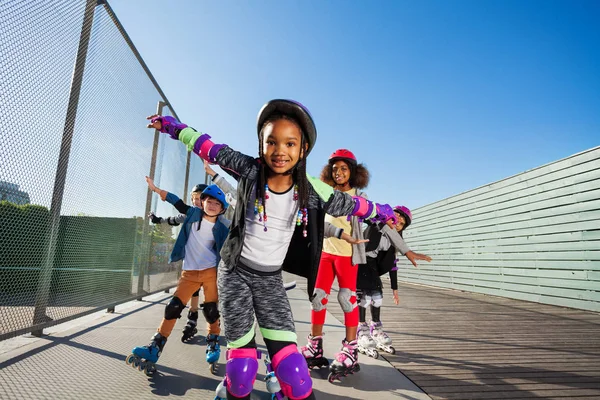 Αφρικής Κορίτσι Rollerblading Φίλους Της Στο Κράνος Προστατευτικά Και Πατίνια — Φωτογραφία Αρχείου