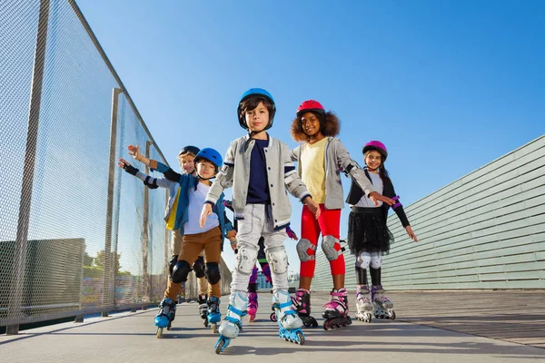 Big Group Multiethnic Preteen Girls Boys Rollerblading Outdoors Stadium — Stock Photo, Image