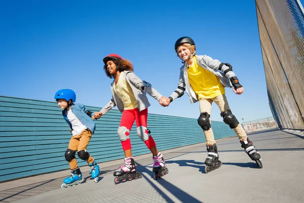 Feliz Preadolescente Niños Niñas Cascos Tomados Mano Mientras Patina Aire —  Fotos de Stock