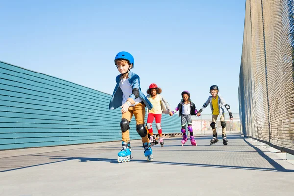 Gelukkig Preteen Jongen Rolschaatsen Met Vrienden Buiten Spelen Stadium — Stockfoto