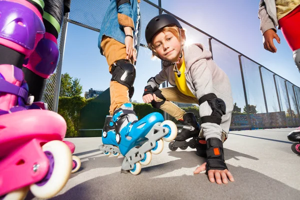 Preteen Pojke Rullskridskor Utomhus Stadion Solig Dag Med Vänner — Stockfoto