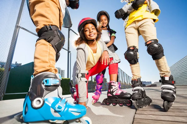 Menina Africana Bonito Equipamento Segurança Patins Livre Estádio Com Amigos — Fotografia de Stock