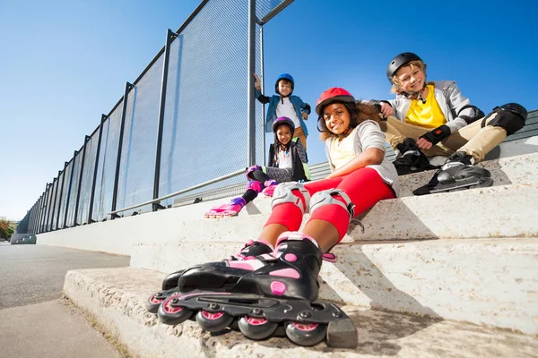 Preteen Meninos Meninas Descansando Após Patinação Sentado Nas Escadas Rua — Fotografia de Stock