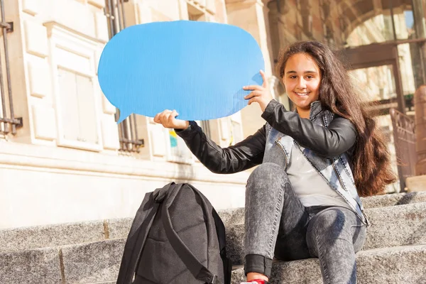 Lächelndes Schönes Teenager Mädchen Das Draußen Auf Der Treppe Sitzt — Stockfoto