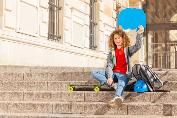 Schattige Tiener Jongen Met Skateboard Rugzak Zittend Trap Buitenlucht Houden — Stockfoto