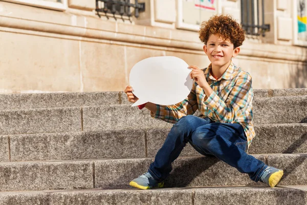 Konuşma Balonu Tutarak Açık Havada Merdivenlerde Oturan Sevimli Genç Çocuk — Stok fotoğraf