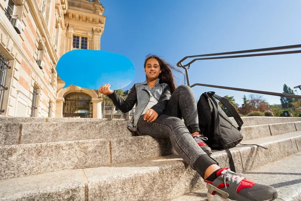 Niña Sentada Escalera Aire Libre Sosteniendo Burbuja Azul Del Habla — Foto de Stock