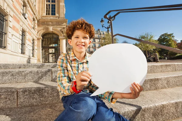 Niedliche Teenager Junge Sitzt Auf Den Stufen Freien Mit Leerer — Stockfoto