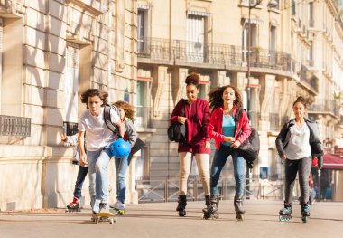 Satır içi kaykay ve güneşli gün sokaklarda sürme kaykay ile gençlerin büyük grup