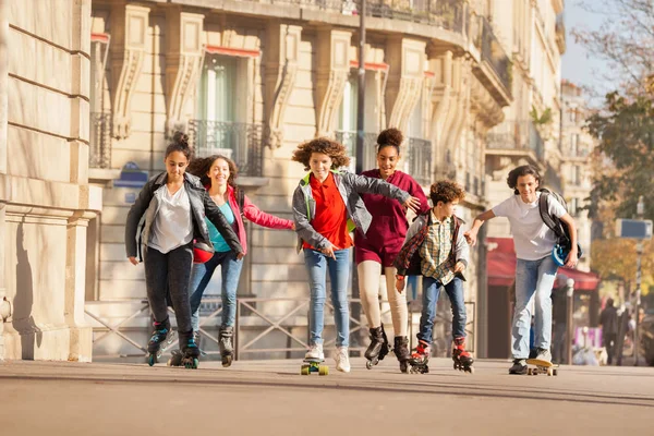 Gros Groupe Adolescents Multiethniques Garçons Filles Faisant Roller Long Des — Photo