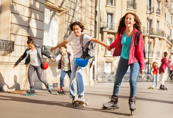 Feliz Adolescente Meninos Meninas Patinando Mãos Dadas Nas Ruas Cidade — Fotografia de Stock