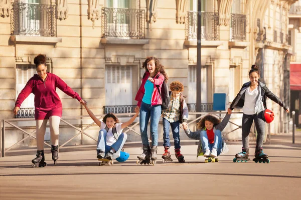 Багатоетнічні Підлітки Катаються Роликах Скейтборді Тримають Руки Вздовж Тротуару — стокове фото