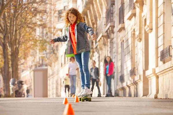 Adolescente Curvo Alrededor Los Conos Monopatín Paseo Lateral Con Amigos —  Fotos de Stock