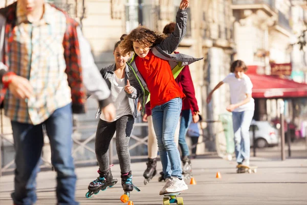 Ritratto Felice Adolescente Skateboard Con Gli Amici Piedi Lato Città — Foto Stock