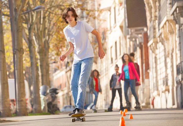 Dospívající Chlapec Skateboardingu Kolem Kuželů Straně Procházka Městem — Stock fotografie