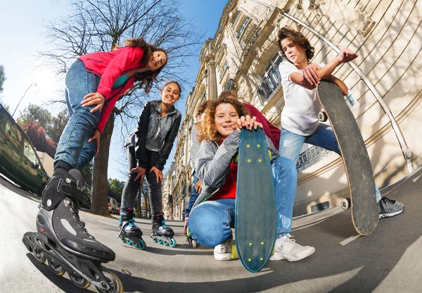 Ojo Pez Adolescentes Con Patines Línea Patinetas Acera Ciudad Otoño —  Fotos de Stock