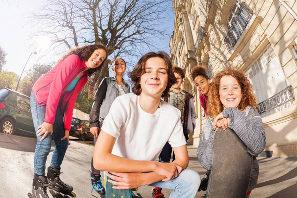 Mnohonárodnostní Děti Inline Brusle Skateboardy Pózuje Společně Ulici — Stock fotografie