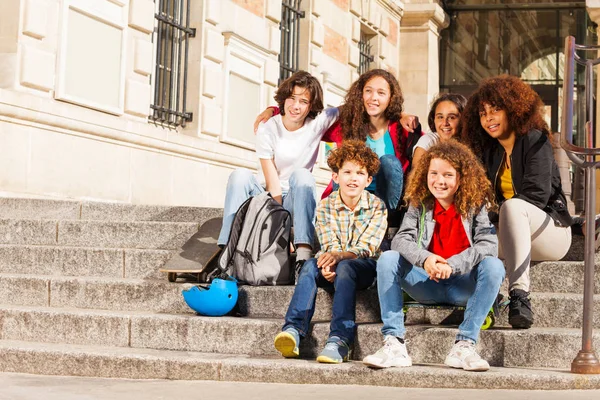 Groupe Adolescents Garçons Filles Assis Ensemble Sur Les Marches Extérieur — Photo