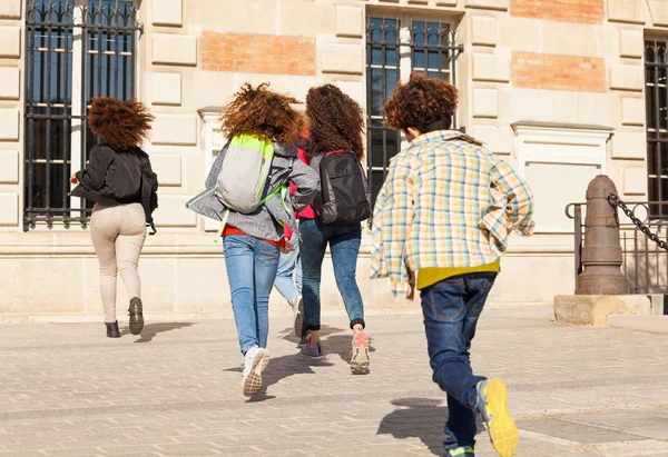 Gran Grupo Niños Niñas Con Mochilas Corriendo Escuela Día Soleado —  Fotos de Stock