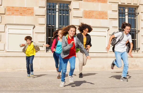 Große Gruppe Von Jungen Und Mädchen Teenageralter Läuft Bei Sonnigem — Stockfoto