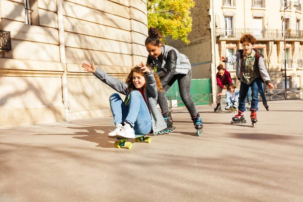 Tieners Rijden Snel Rollerblades Skateboard Straten Van Stad — Stockfoto