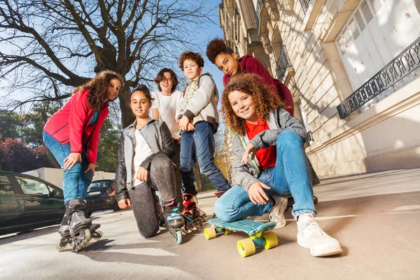 Adolescentes Con Patineta Patines Calle —  Fotos de Stock