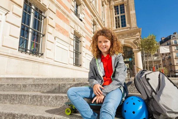 Lockiger Teenager Der Mit Rucksack Skateboard Und Helm Treppenhaus Sitzt — Stockfoto