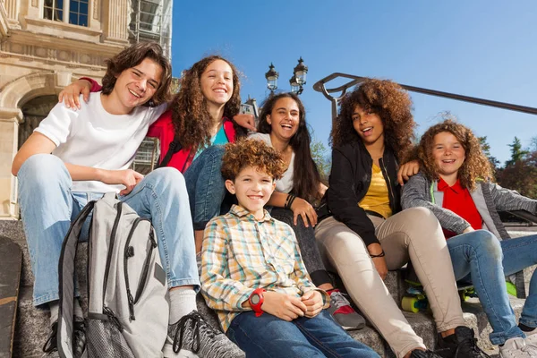 Duże Grupy Śmiechu Nastoletnich Chłopców Dziewcząt Plecakami Siedzieli Zewnątrz Schody — Zdjęcie stockowe