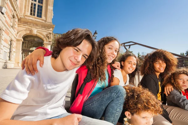 Lachen Tiener Jongens Meisjes Samen Buiten Zitten Trap — Stockfoto