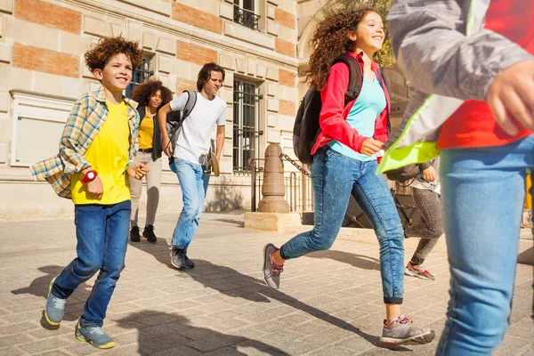 Grupo Adolescentes Raza Mixta Corriendo Tras Las Clases Final Día —  Fotos de Stock