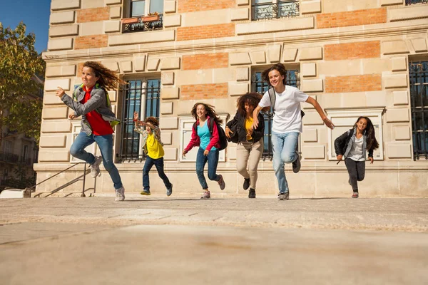 Glad Tonåriga Pojkar Och Flickor Som Kör Från College Byggnad — Stockfoto