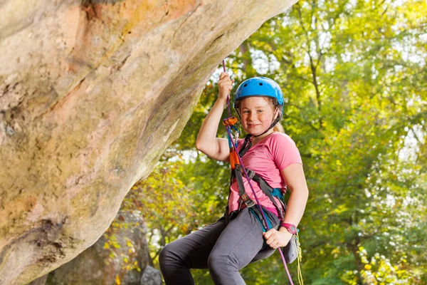 Retrato Adolescente Escalador Casco Rappel Área Forestal —  Fotos de Stock