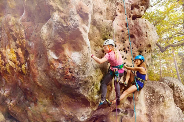 Zwei Junge Bergsteiger Mit Helmen Und Blei Erklimmen Den Felsen — Stockfoto