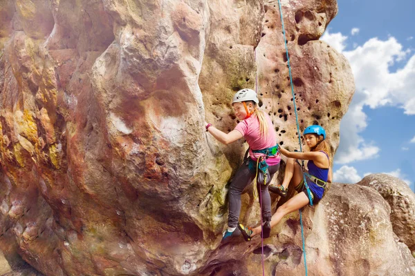 Alpinistas Femininas Capacetes Sobe Rocha Com Arreios Contra Céu Nublado — Fotografia de Stock