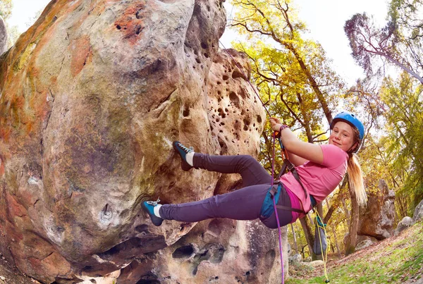 Adolescente Com Chumbo Rock Escalada Livre Dia Ensolarado — Fotografia de Stock