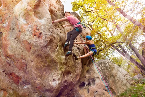 Kask Içinde Iki Kadın Alpinists Donanımları Içinde Ormanlık Taşla Tırmanıyor — Stok fotoğraf