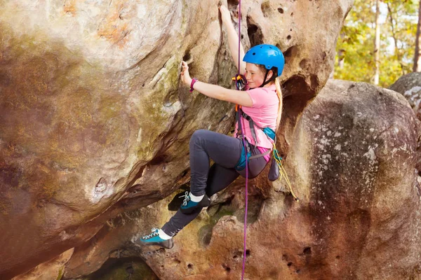 Glücklich Teenager Mädchen Mit Helm Klettern Waldgebiet — Stockfoto