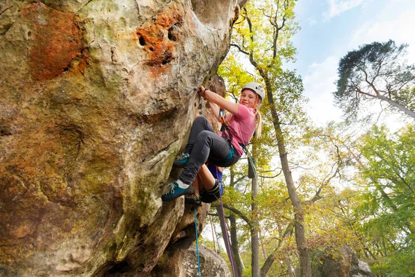 Giovane Ragazza Arrampica Una Roccia Con Imbracatura Nel Bosco Nella — Foto Stock