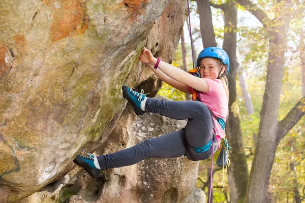 Nastoletnie Dziewczyny Kask Wspinaczka Trasie Rock Lesie — Zdjęcie stockowe