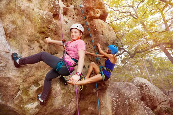 Meninas Jovens Capacetes Escalando Uma Rocha Área Floresta — Fotografia de Stock