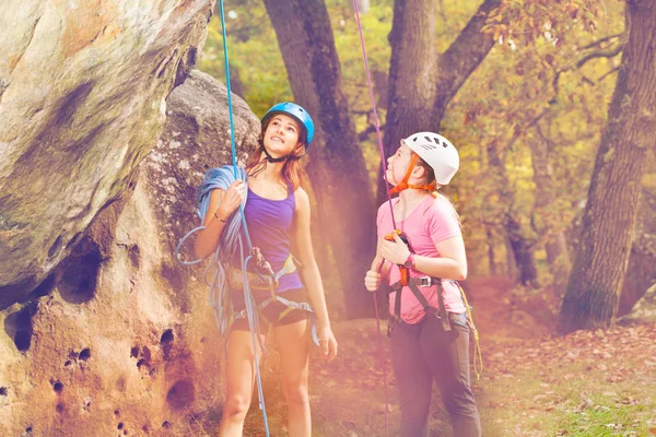 十代の女の子とロック クライミングの山のふもとに身に着けているヘルメットのインストラクター — ストック写真