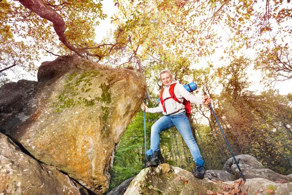 Jovem Caminhante Adolescente Com Mochila Postes Trekking Iniciando Sua Jornada — Fotografia de Stock